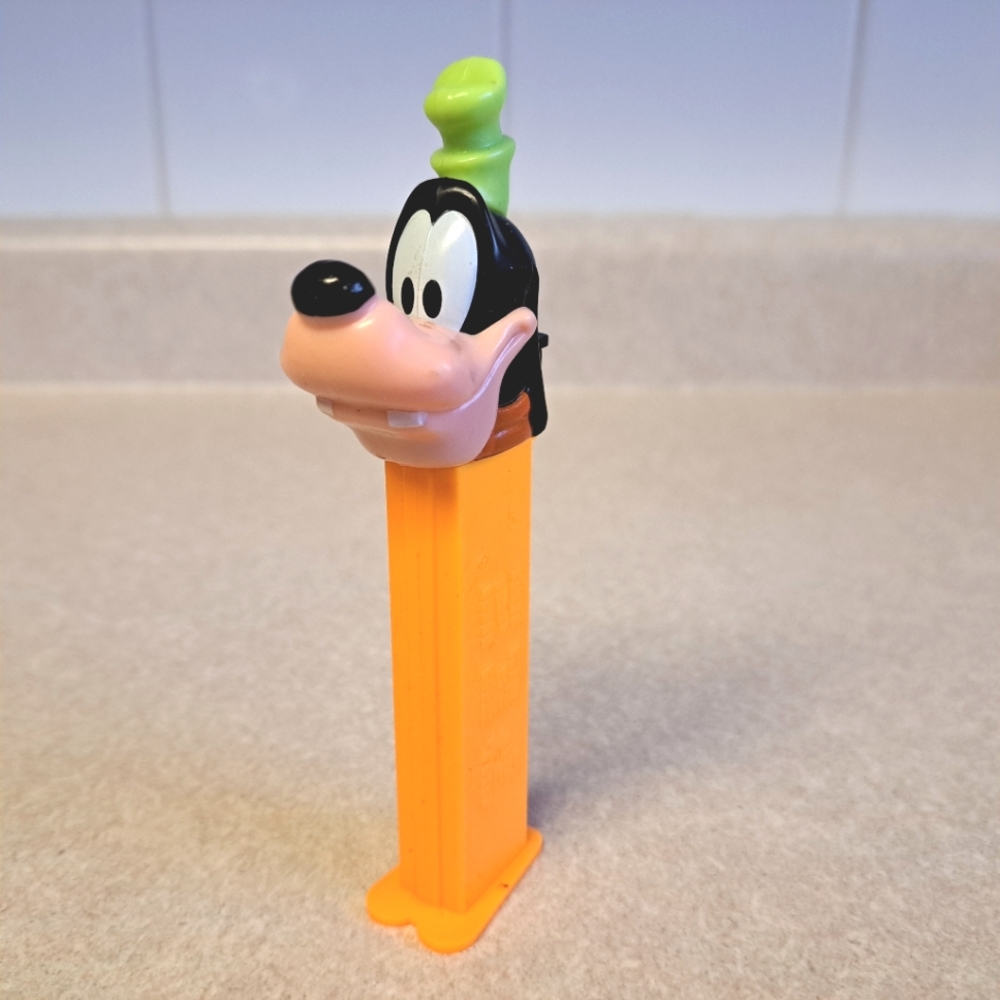 PEZ DISNEY GOOFY CLOSED MOUTH GREEN HAT 5'' EMPTY CANDY DISPENSER